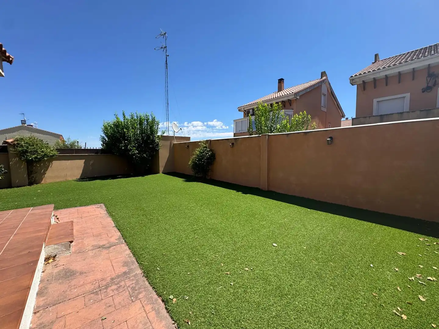 Jardí de Casa adosada en venda en Talavera de la Reina amb Aire condicionat, Calefacció i Jardí privat