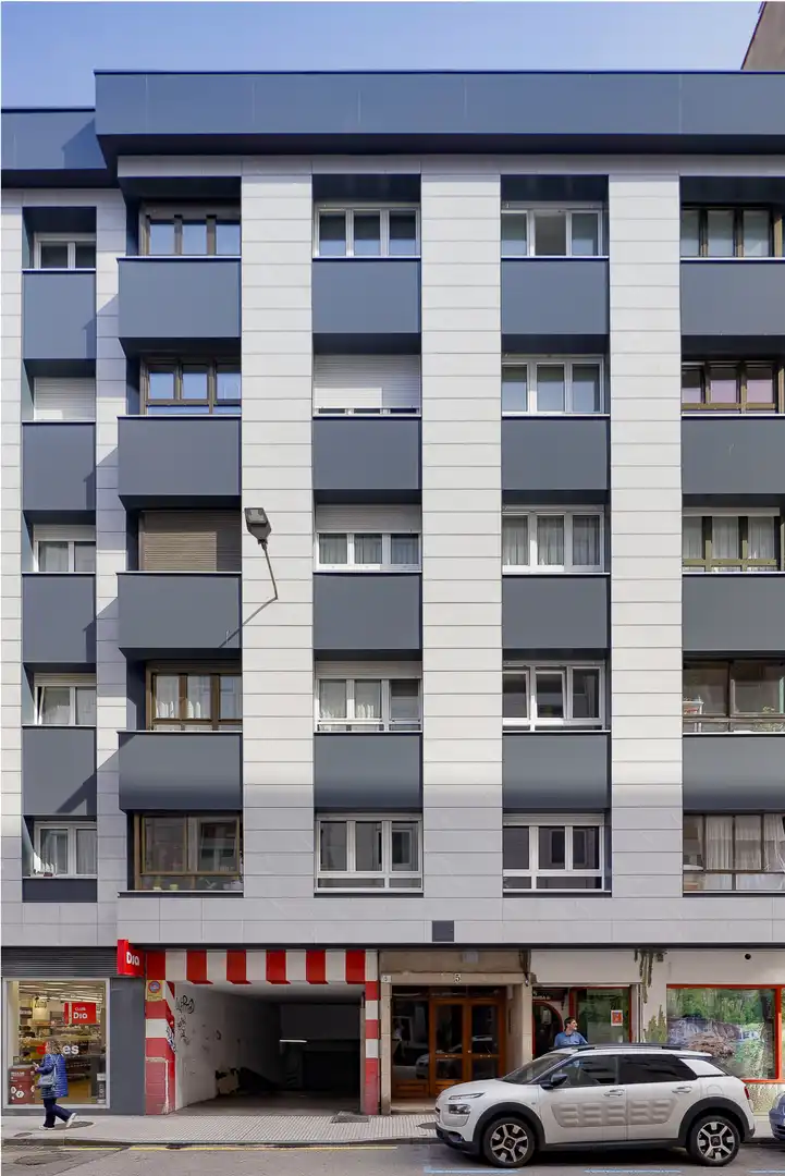 Vista exterior de Pis en venda en Gijón  amb Calefacció, Parquet i Moblat