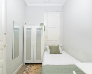 Bedroom of Flat to share in  Barcelona Capital  with Heating, Washing machine and Internet