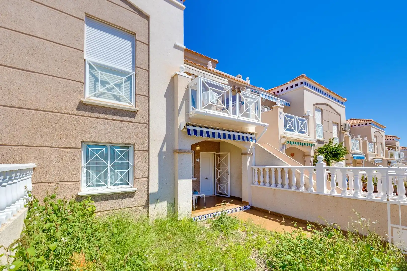 Vista exterior de Casa o chalet en venta en Torrevieja con Jardín privado, Terraza y Piscina comunitaria
