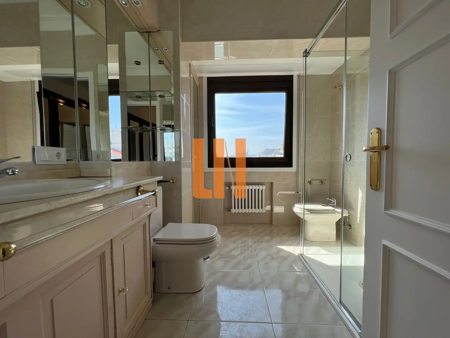 Badezimmer von Wohnung zur Miete in A Coruña Capital  mit Heizung, Parkett und Ofen