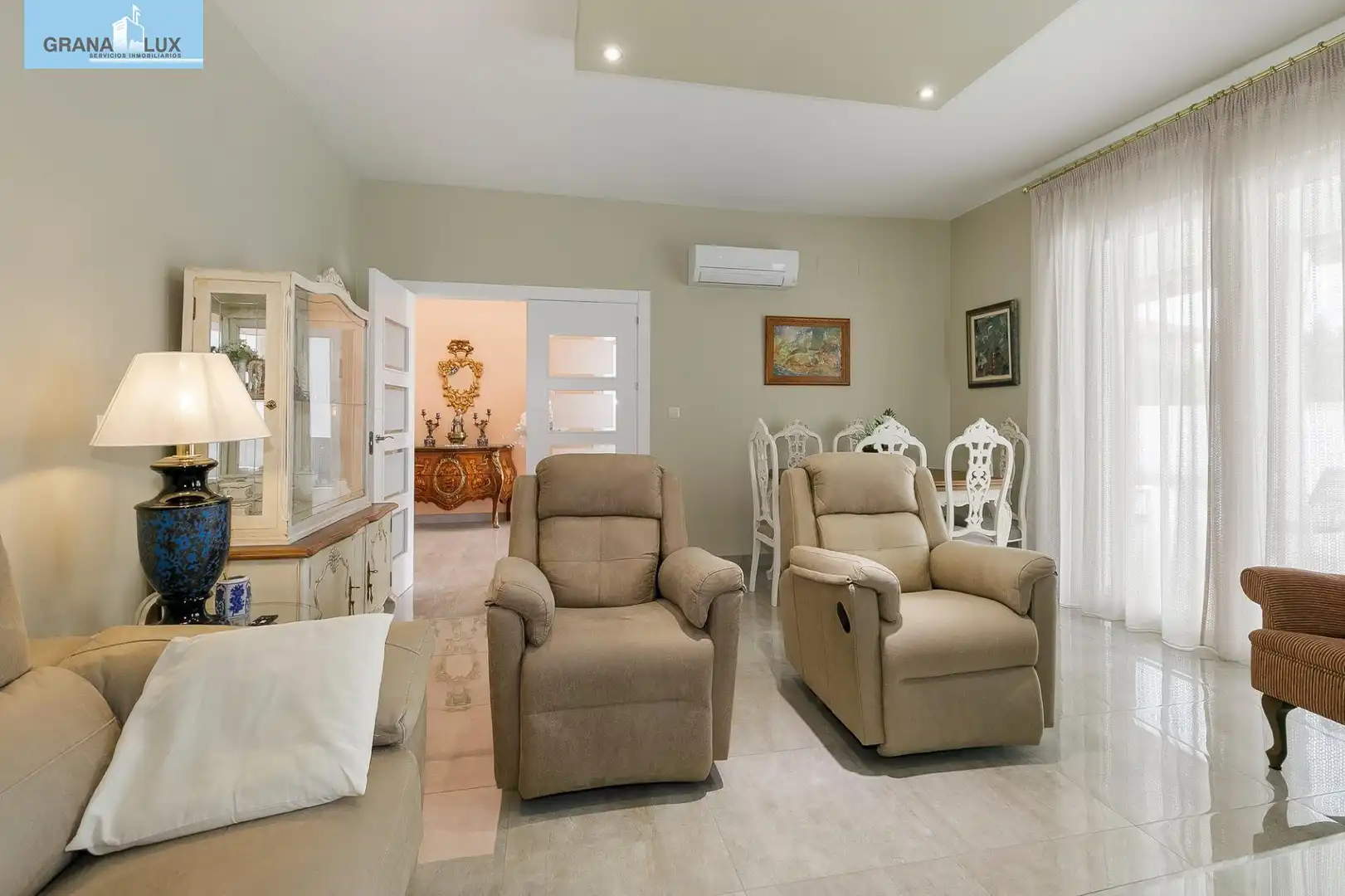 Sala de estar de Casa o chalet en venta en Churriana de la Vega con Aire acondicionado, Jardín privado y Piscina