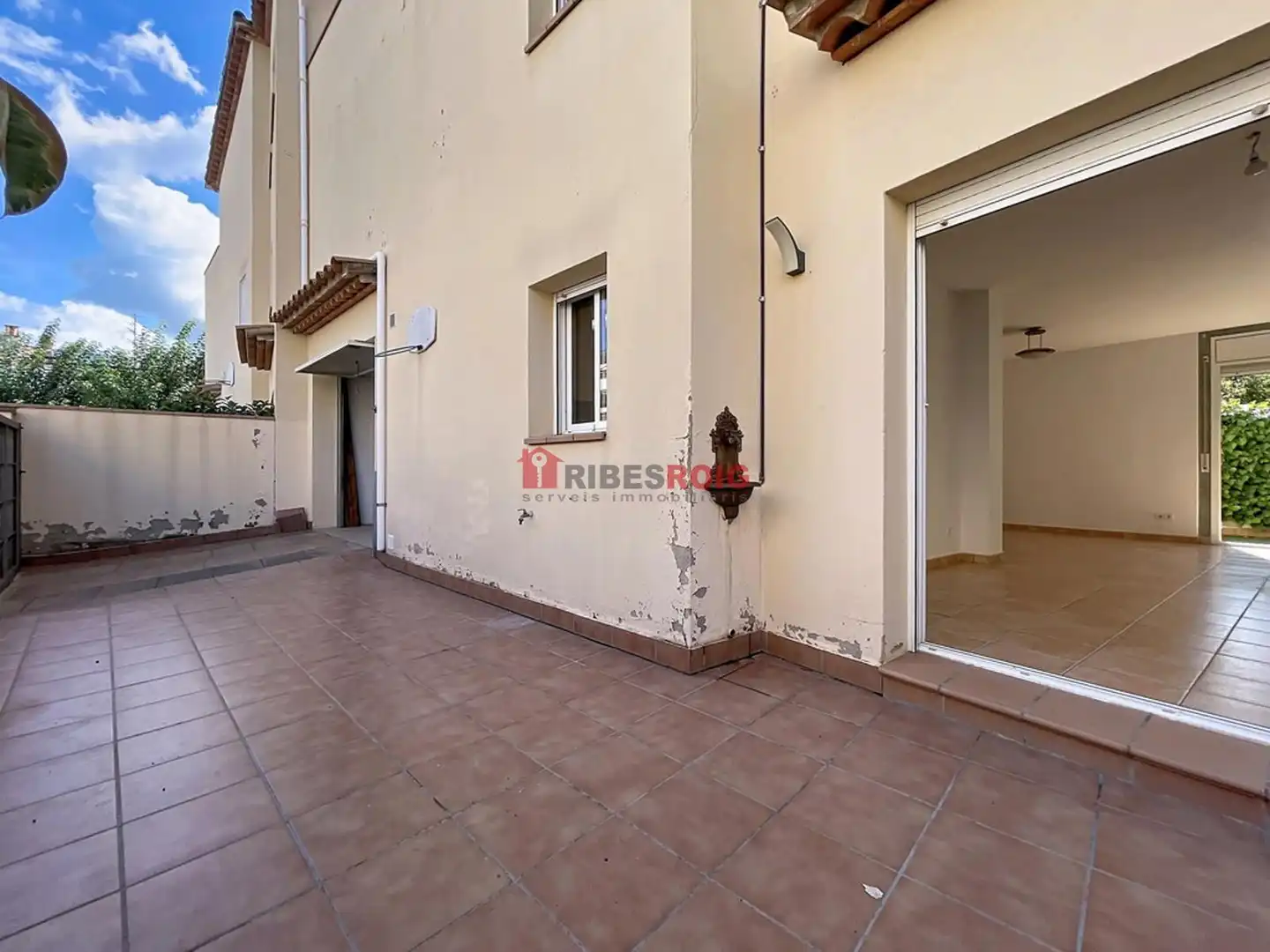 Vista exterior de Casa adosada en venda en Sant Pere de Ribes amb Calefacció, Jardí privat i Terrassa