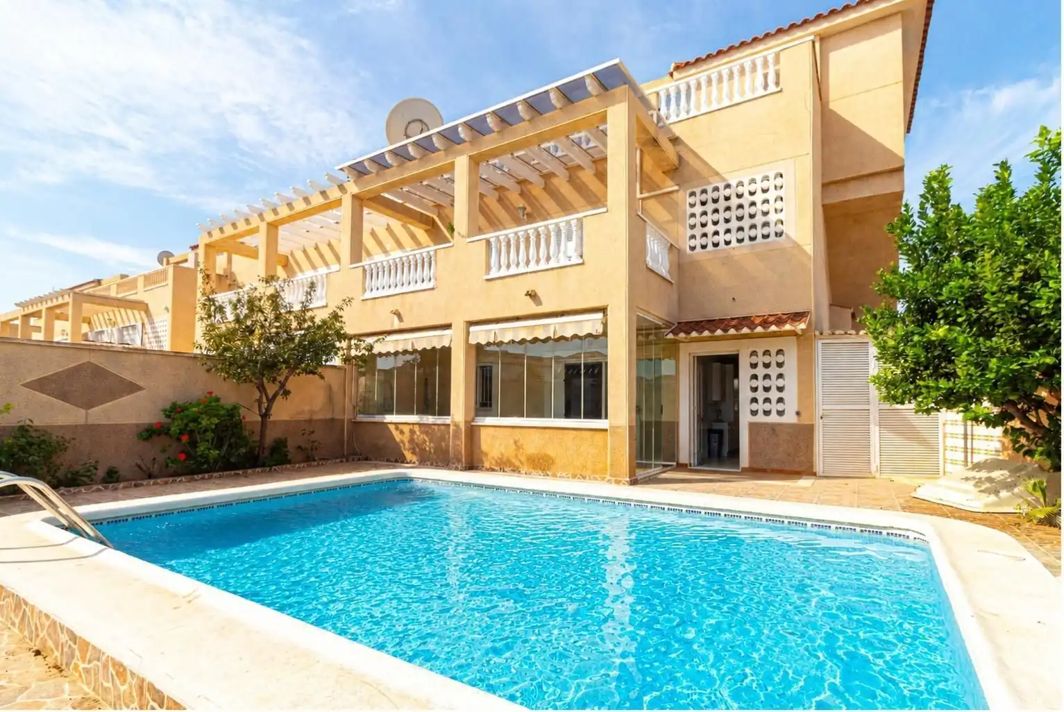 Piscina de Casa o xalet en venda en Orihuela amb Aire condicionat, Jardí privat i Terrassa