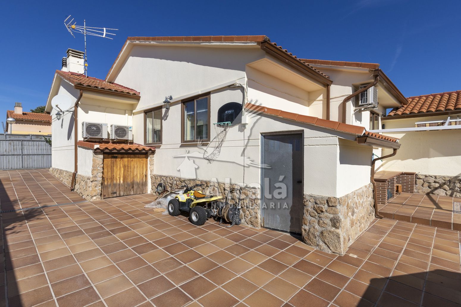Vista exterior de Casa o chalet en venta en Loranca de Tajuña con Aire acondicionado, Calefacción y Jardín privado