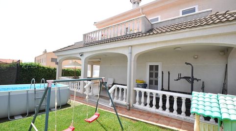 Chalet con piscina y amplio jardín cerca de la Playa de les Delícies