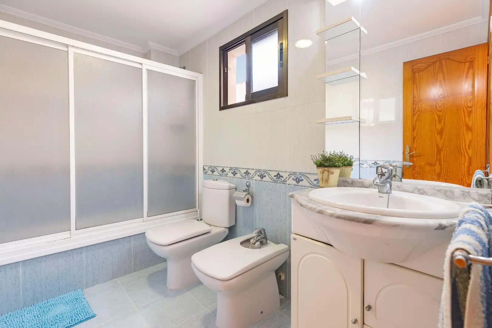Baño de Ático en venta en Tavernes de la Valldigna con Terraza, Trastero y Amueblado