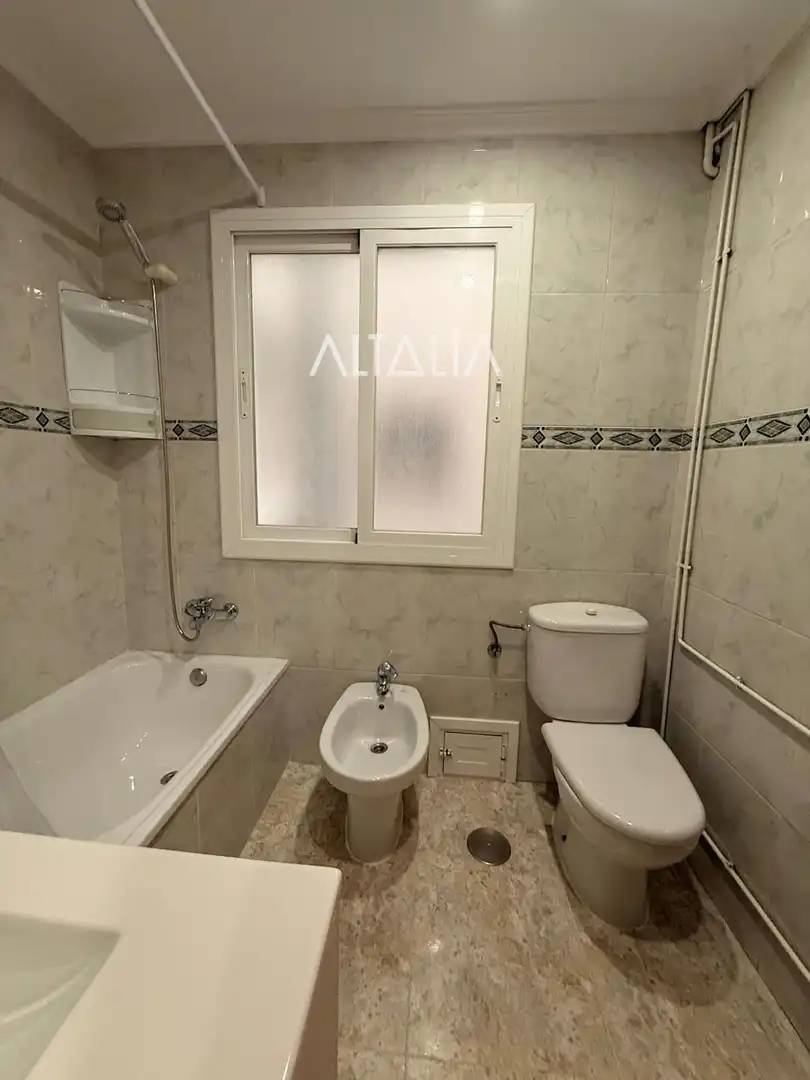 Bathroom of Flat for rent in Cuenca  with Heating and Furnished