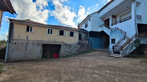 Vista exterior de Casa o xalet en venda en A Cañiza   amb Calefacció, Jardí privat i Terrassa