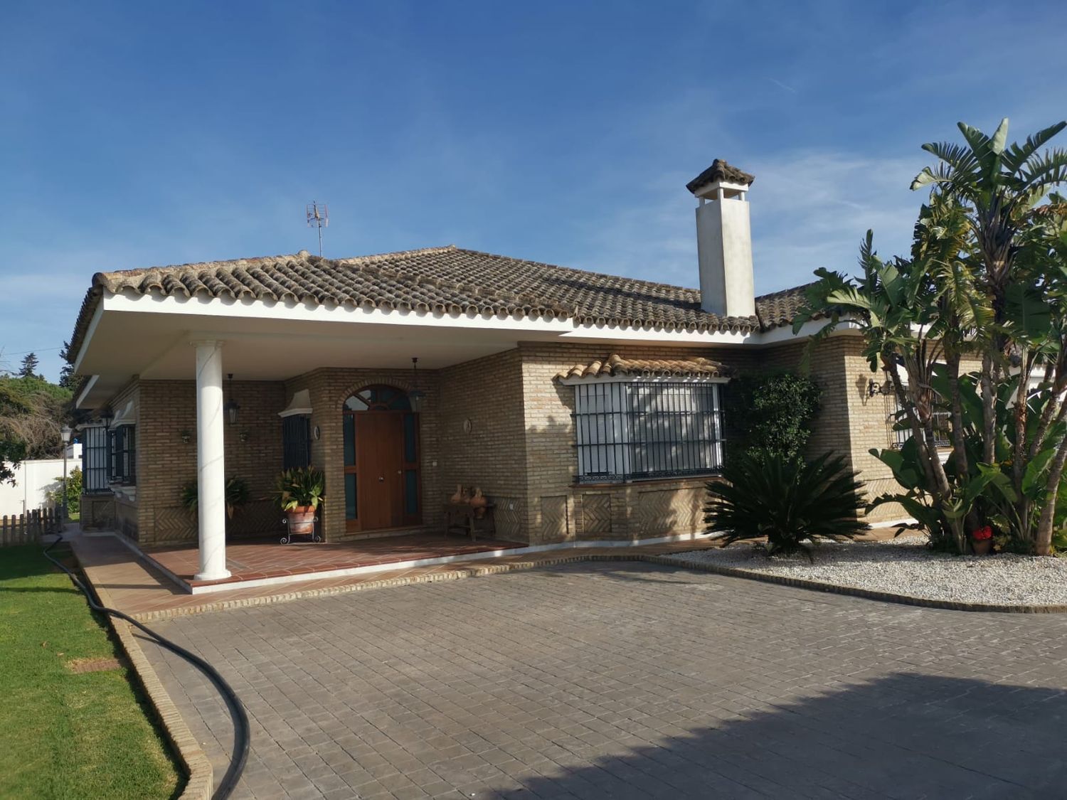 Vista exterior de Casa o xalet en venda en Chiclana de la Frontera amb Aire condicionat, Calefacció i Jardí privat