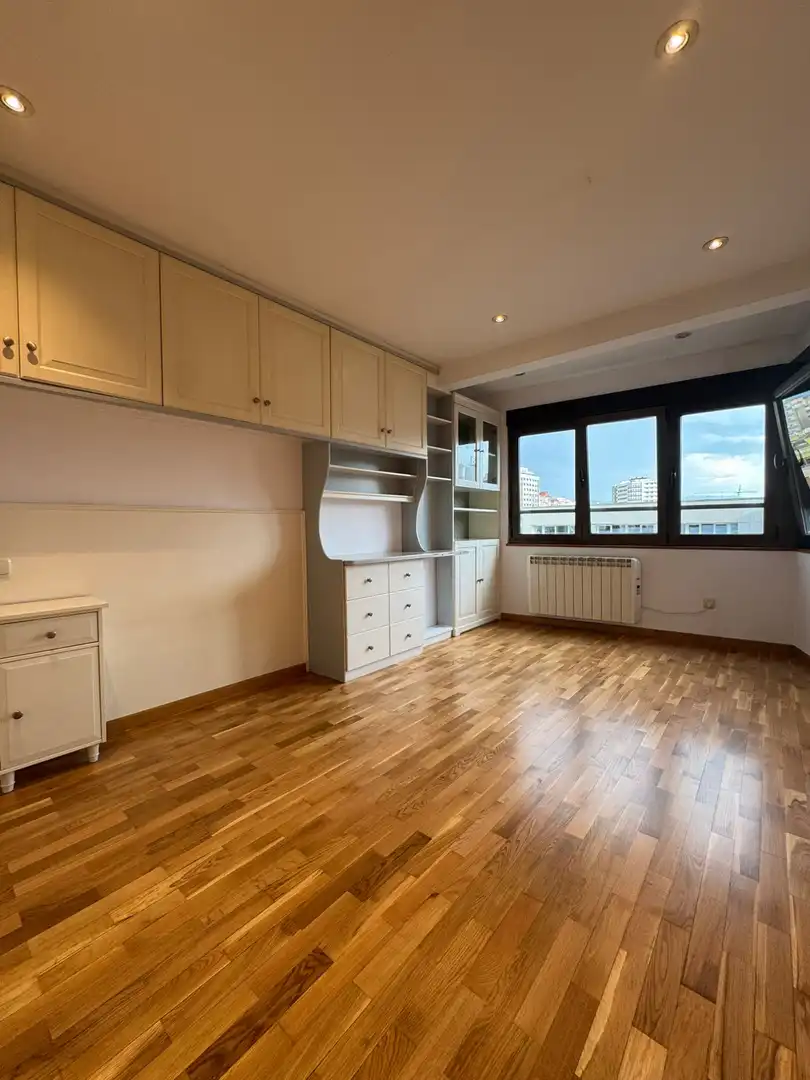 Habitación de Piso de alquiler en Gijón  con Calefacción, Parquet y Amueblado