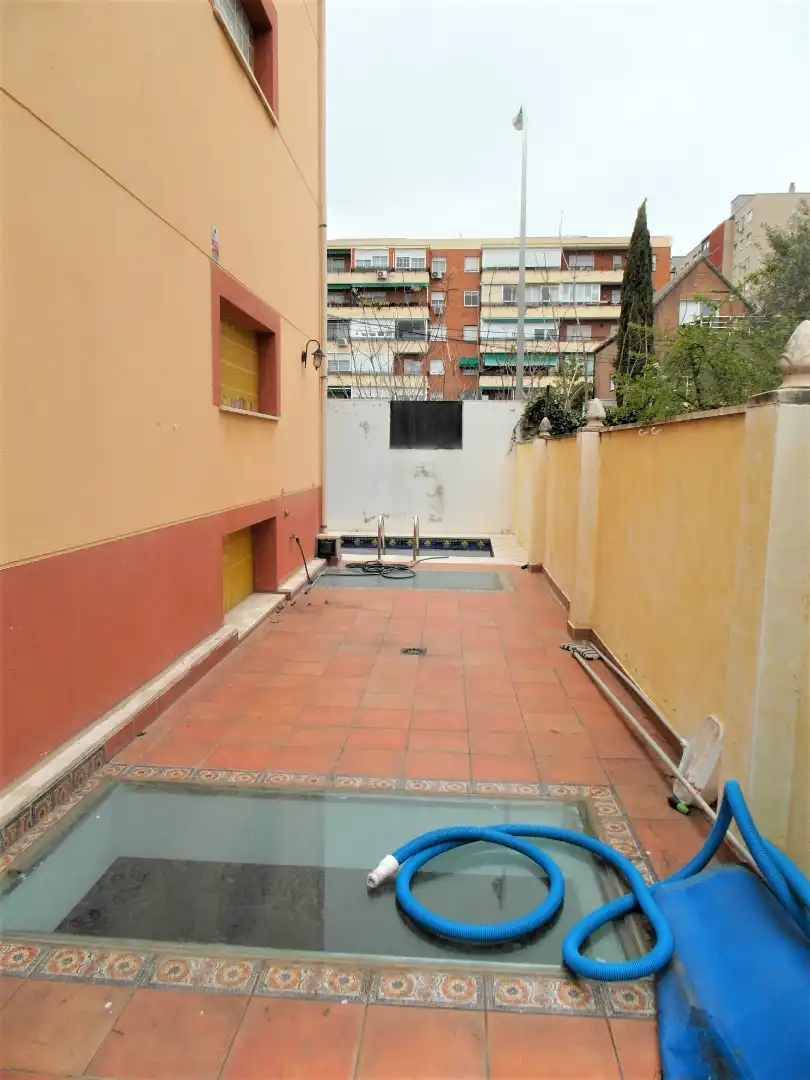 Vista exterior de Casa adosada en venta en Madrid con Aire acondicionado, Calefacción y Jardín privado