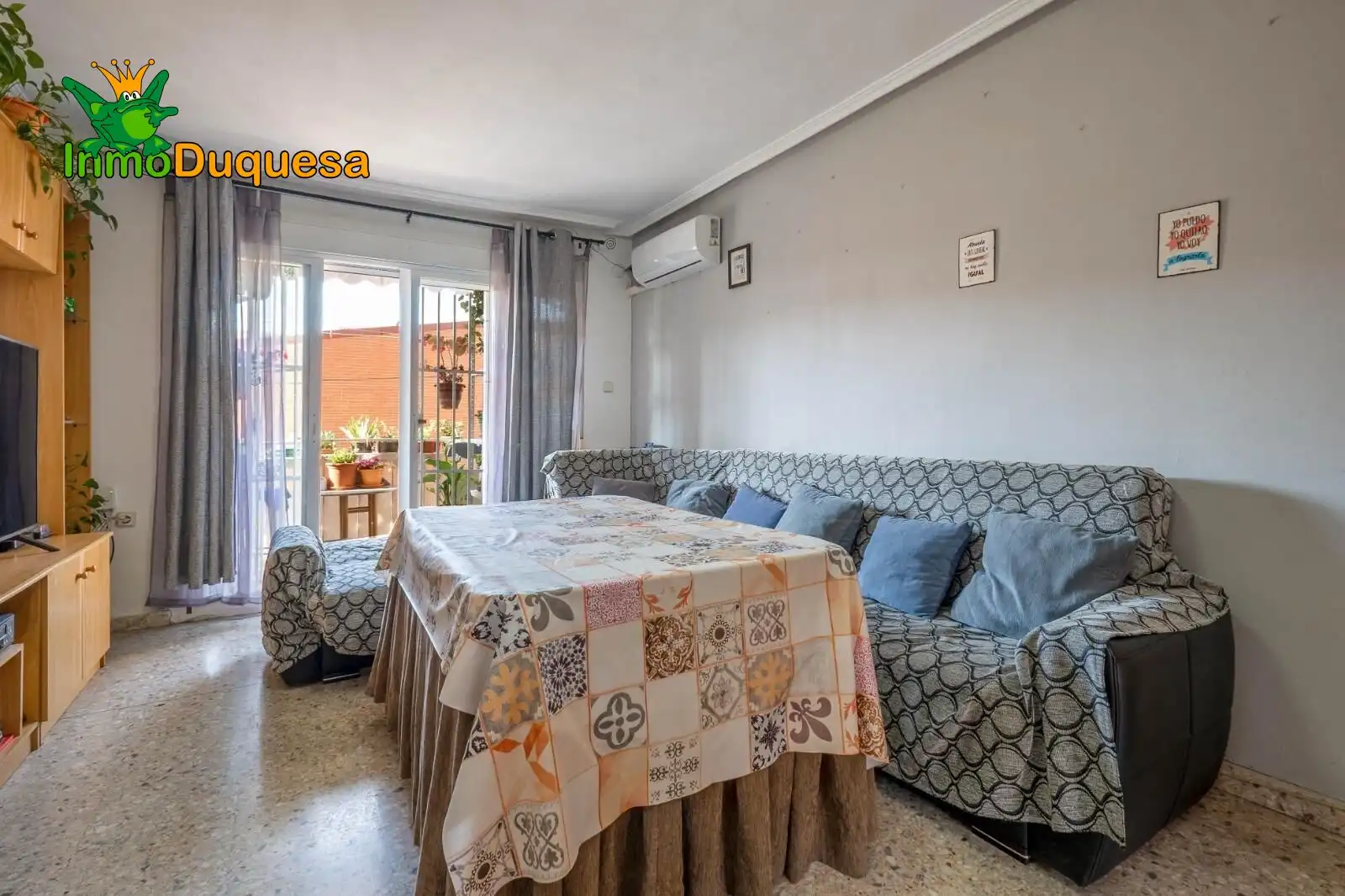 Living room of Flat for sale in Granada  with Air Conditioner, Heating and Terrace