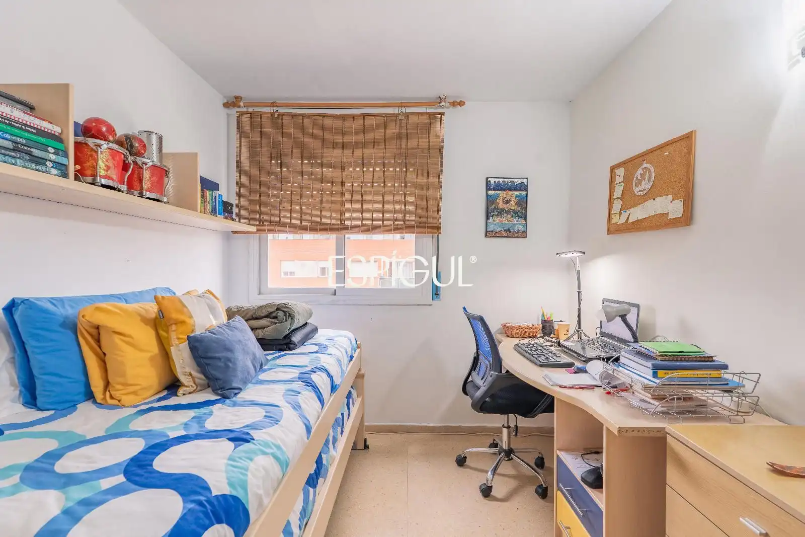 Schlafzimmer von Wohnung zum Verkauf in Salt mit Heizung, Möbliert und Ofen
