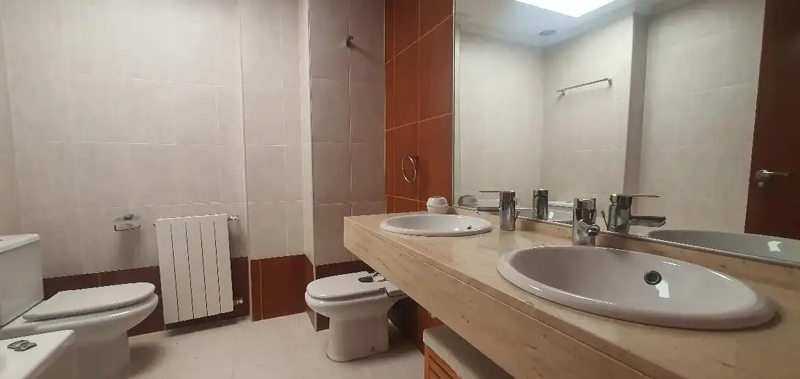 Bany de Casa adosada en venda en Hellín amb Aire condicionat, Calefacció i Parquet