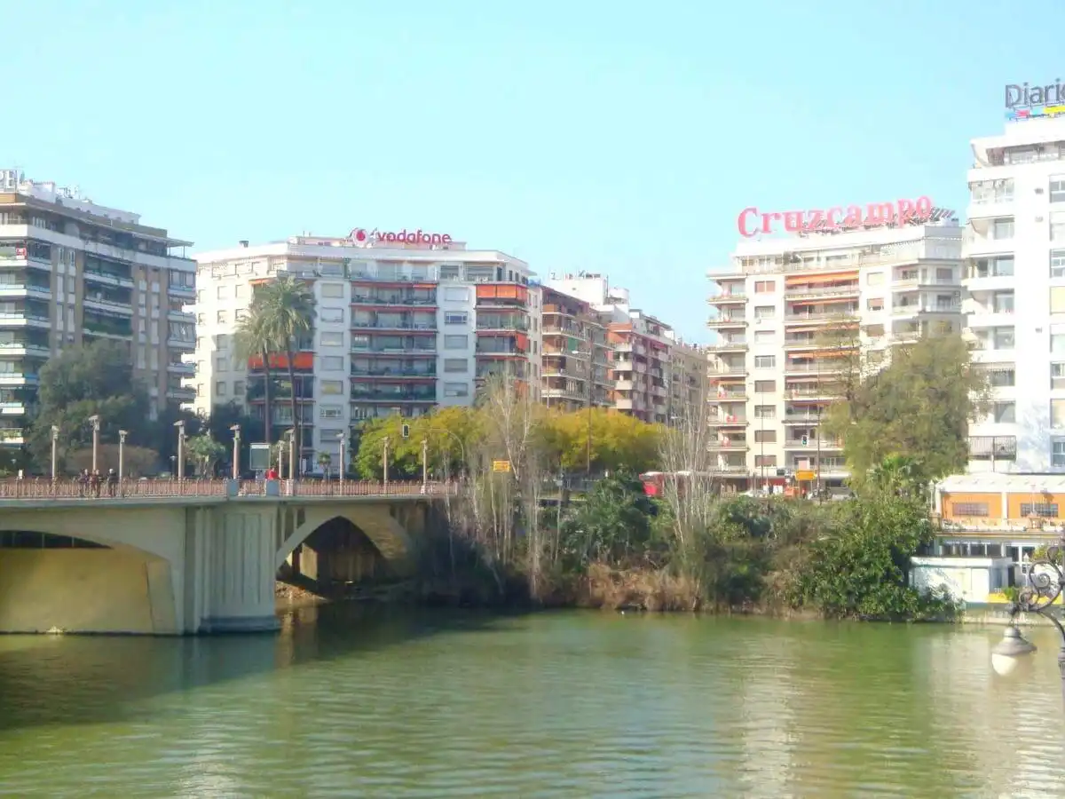 Außenansicht von Gebaude zum Verkauf in  Sevilla Capital