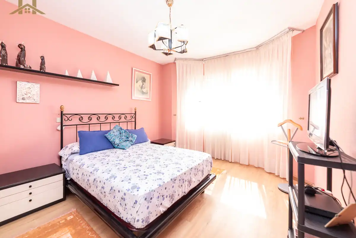 Habitación de Casa adosada en venta en Móstoles con Aire acondicionado, Calefacción y Jardín privado
