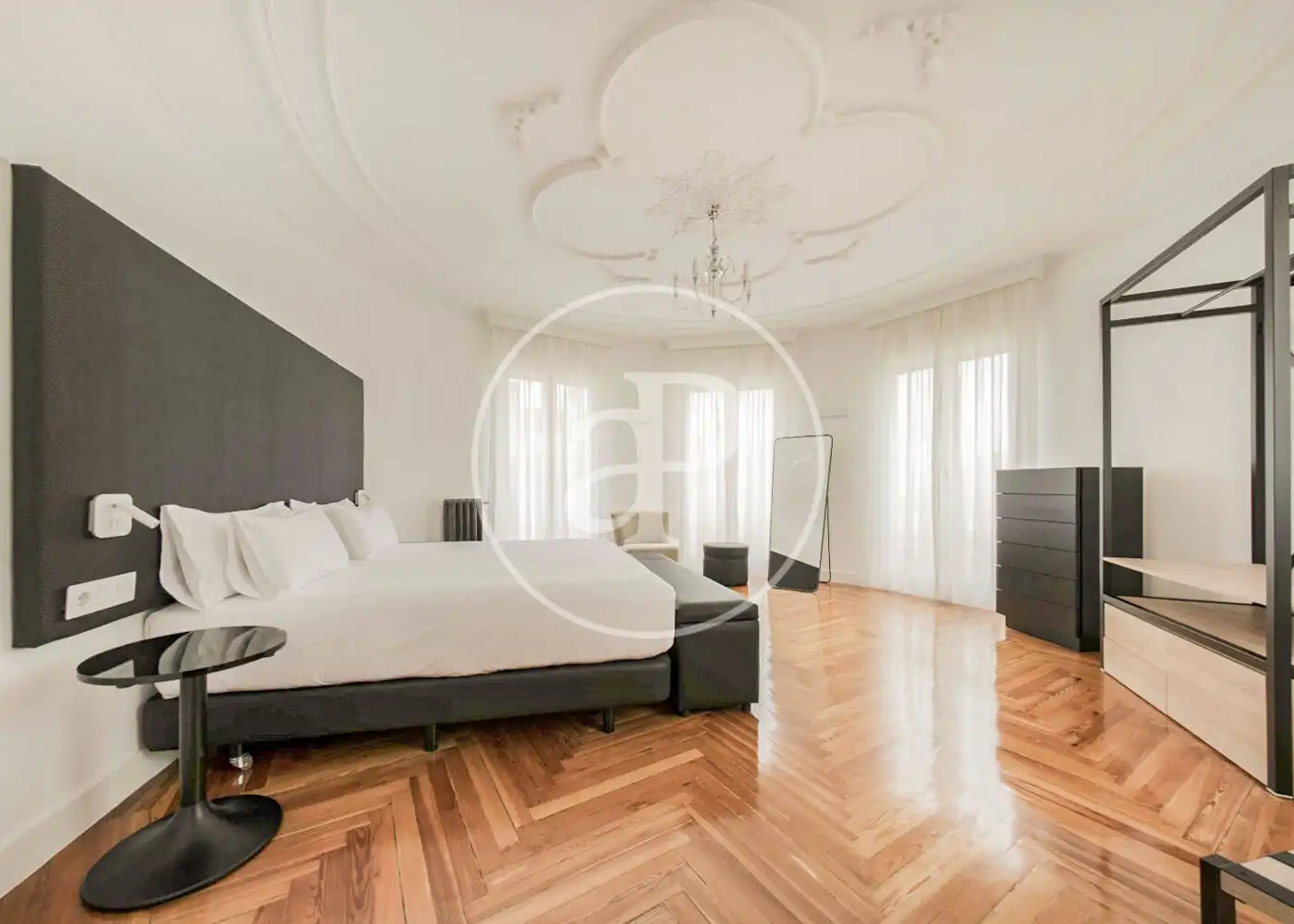Schlafzimmer von Dachboden zur Miete in Madrid mit Klimaanlage, Heizung und Terrasse