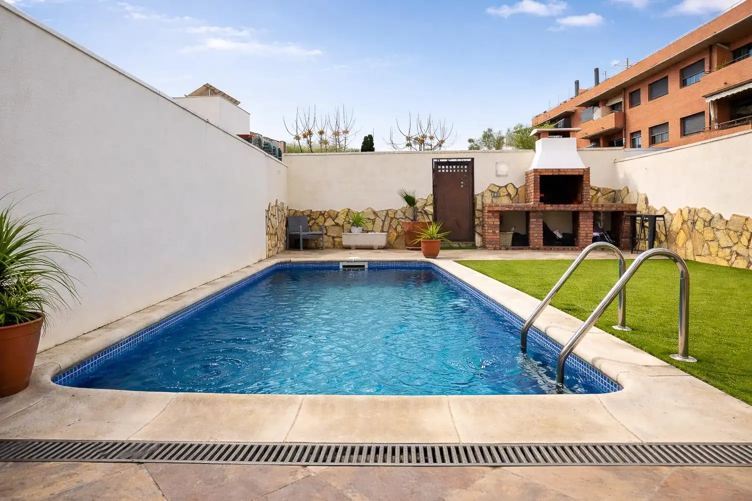 Piscina de Casa adosada en venta en Vilallonga del Camp con Aire acondicionado, Calefacción y Jardín privado