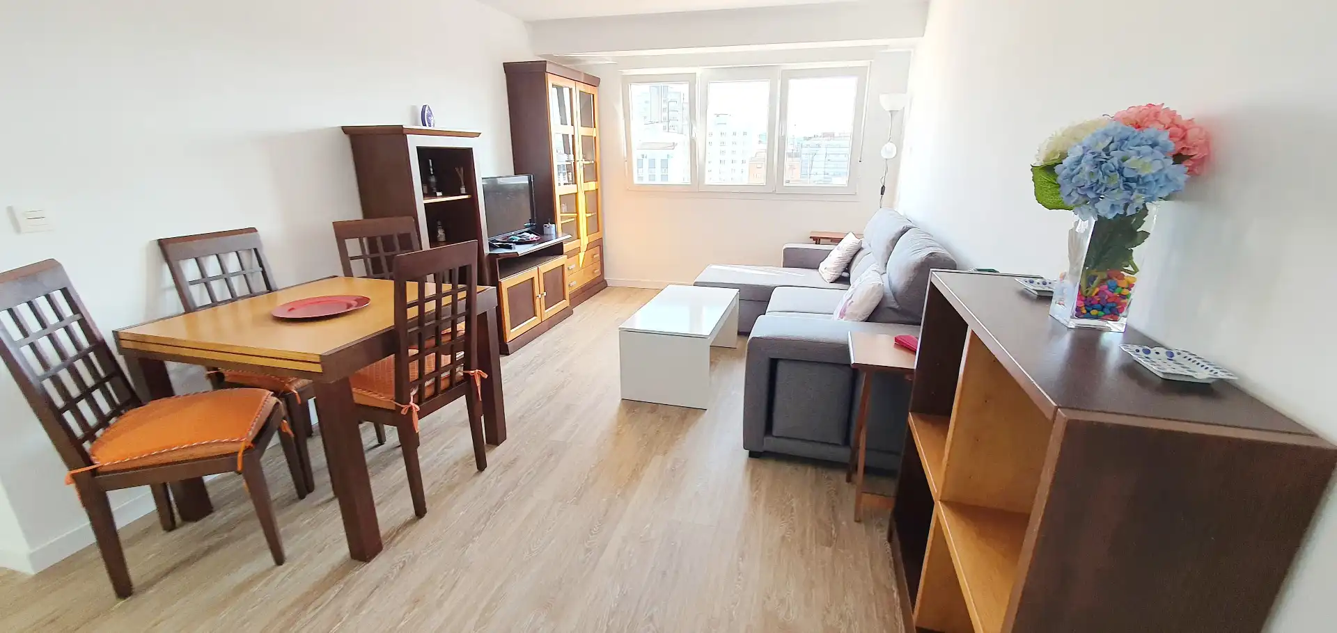 Sala d'estar de Pis de lloguer en Gijón  amb Calefacció, Parquet i Moblat