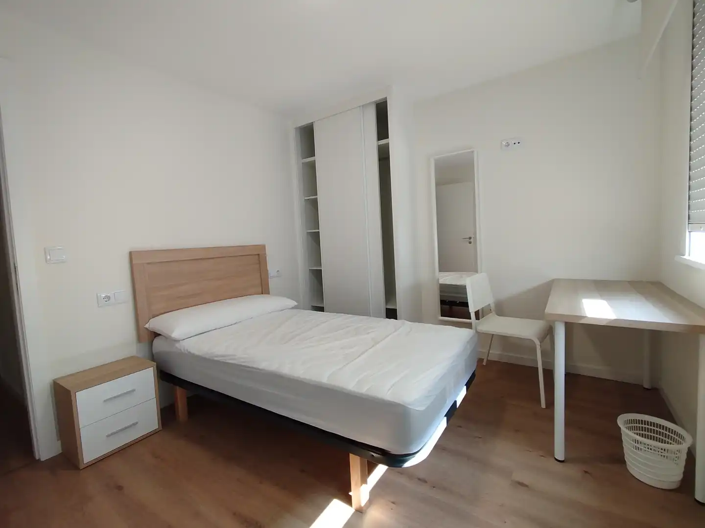 Habitación de Piso de alquiler en A Coruña Capital  con Calefacción, Amueblado y Horno
