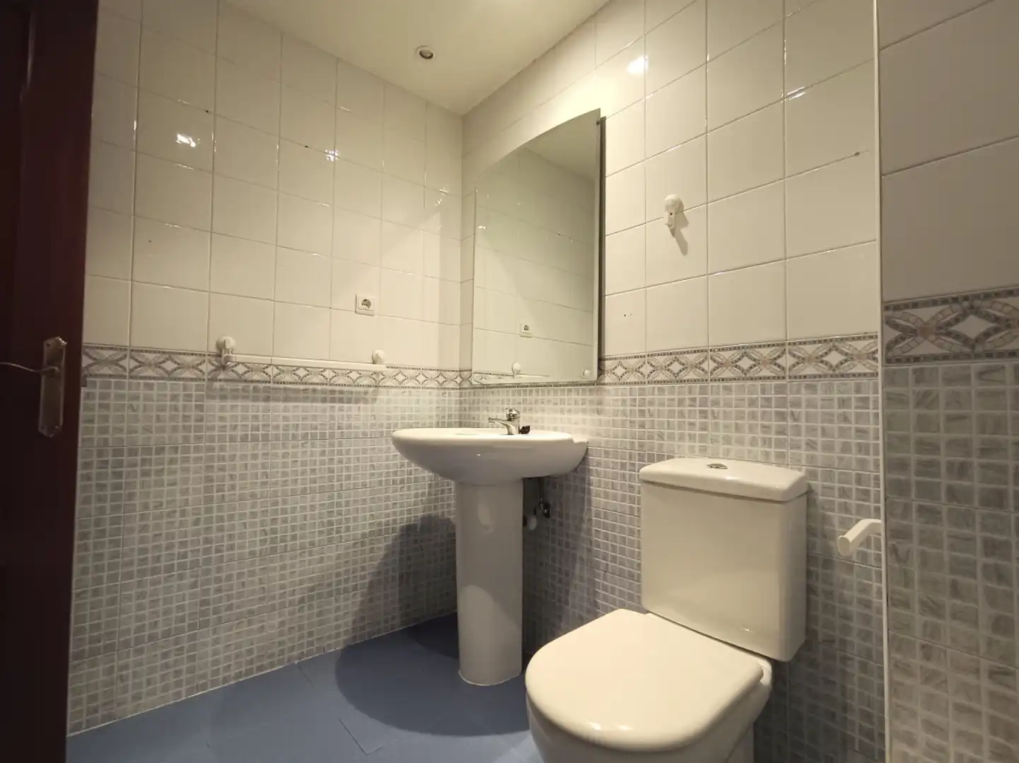 Bathroom of Flat for rent in Gijón   with Heating, Terrace and Balcony