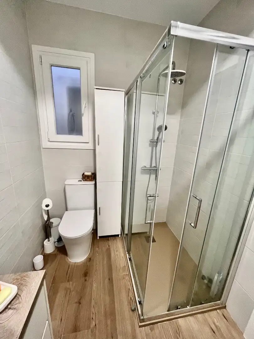 Baño de Piso de alquiler en Plasencia con Aire acondicionado, Terraza y Amueblado