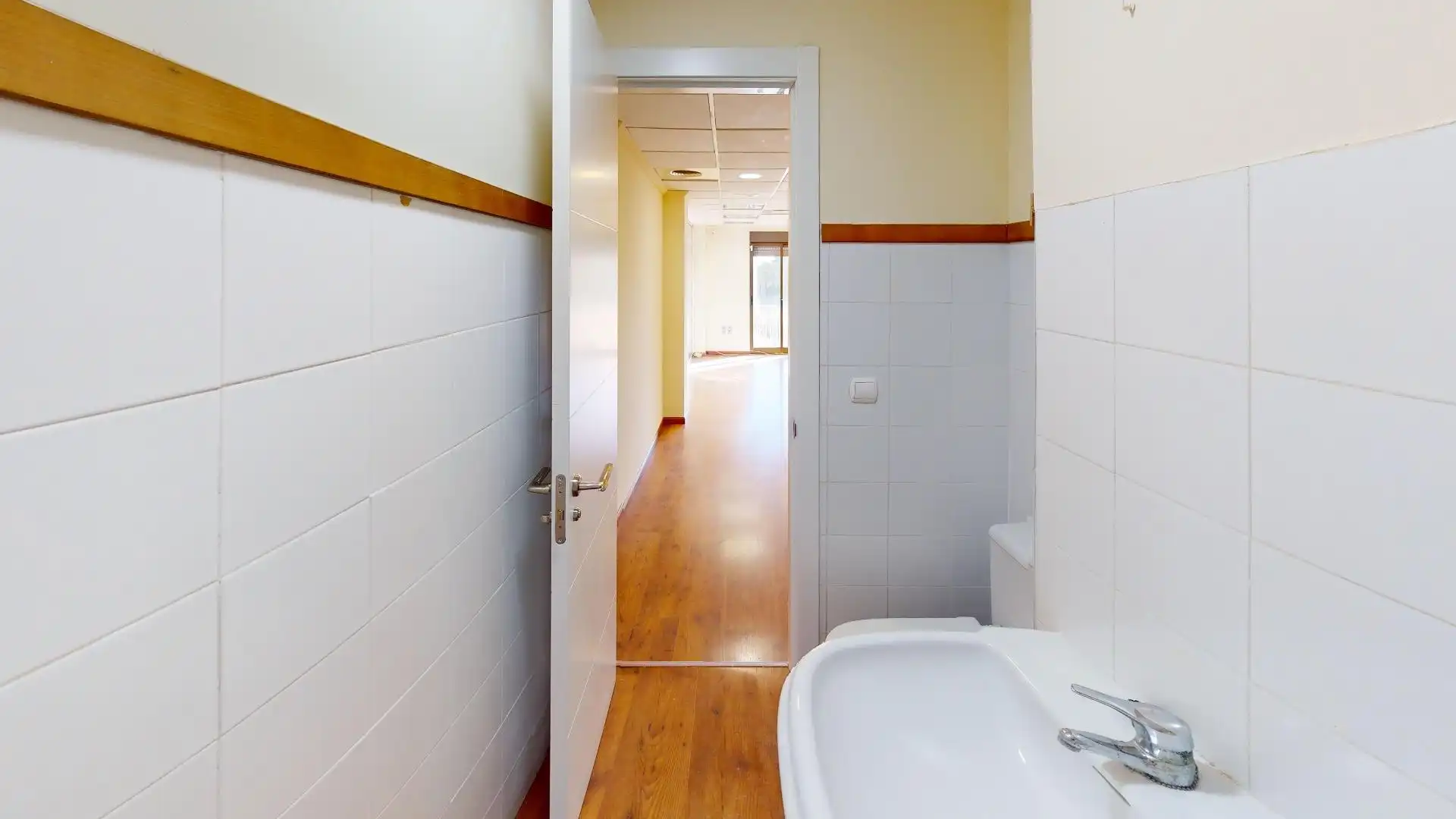 Badezimmer von Büro zur Miete in Valencia mit Klimaanlage