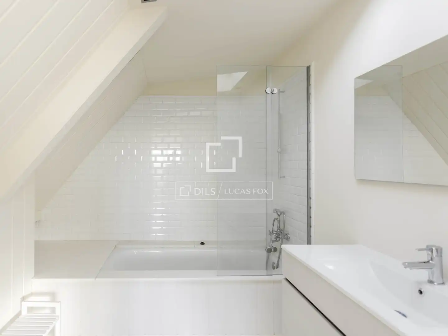 Bathroom of Attic for rent in Madrid  with Air Conditioner, Heating and Private garden