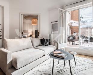 Sala d'estar de Apartament de lloguer en  Madrid Capital amb Aire condicionat i Terrassa