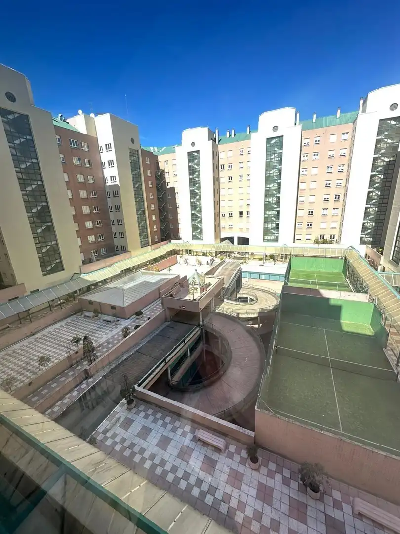 Piscina de Piso en venta en León Capital  con Calefacción, Terraza y TV