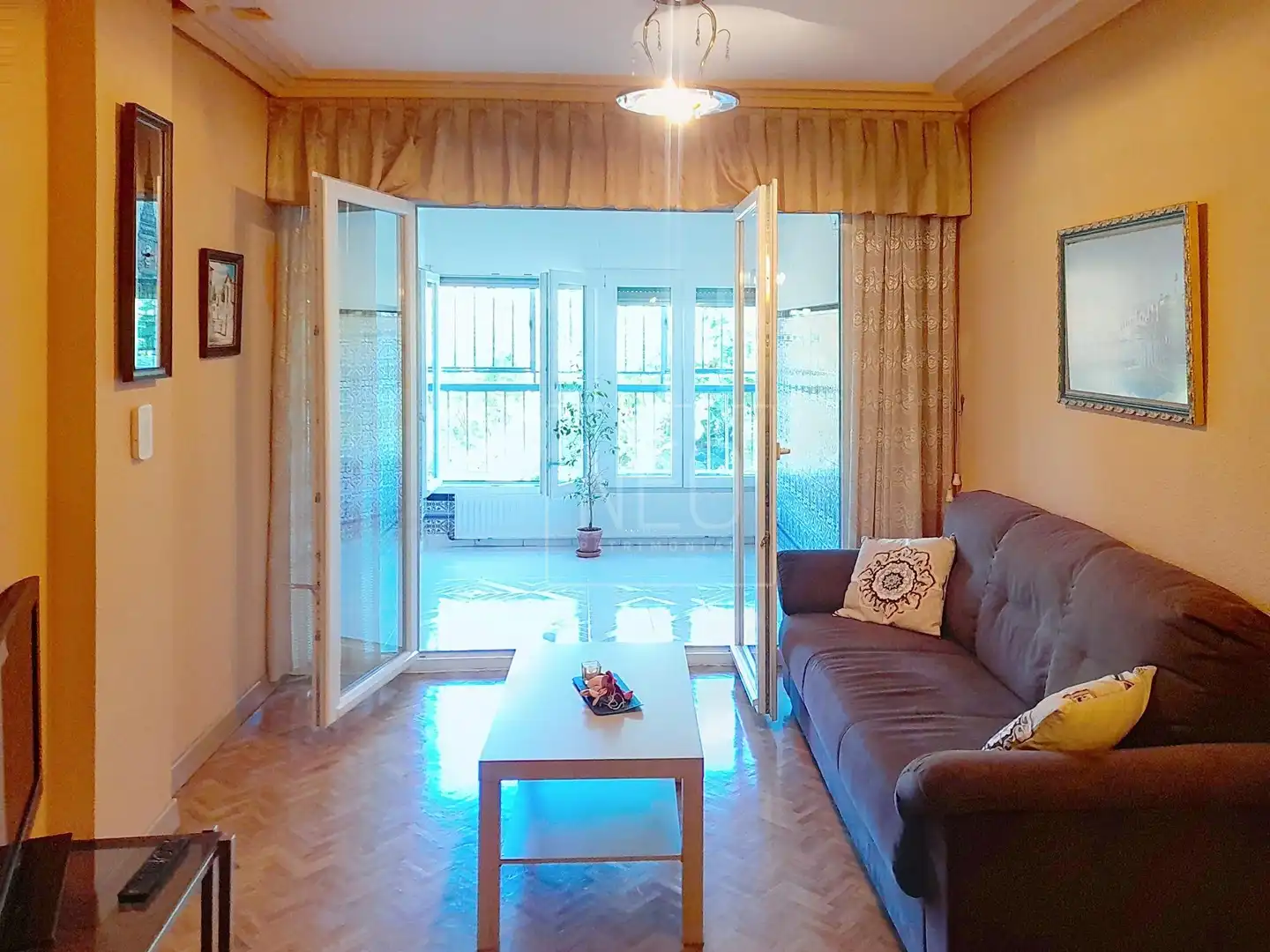 Sala d'estar de Planta baixa en venda en San Sebastián de los Reyes amb Calefacció, Parquet i Terrassa