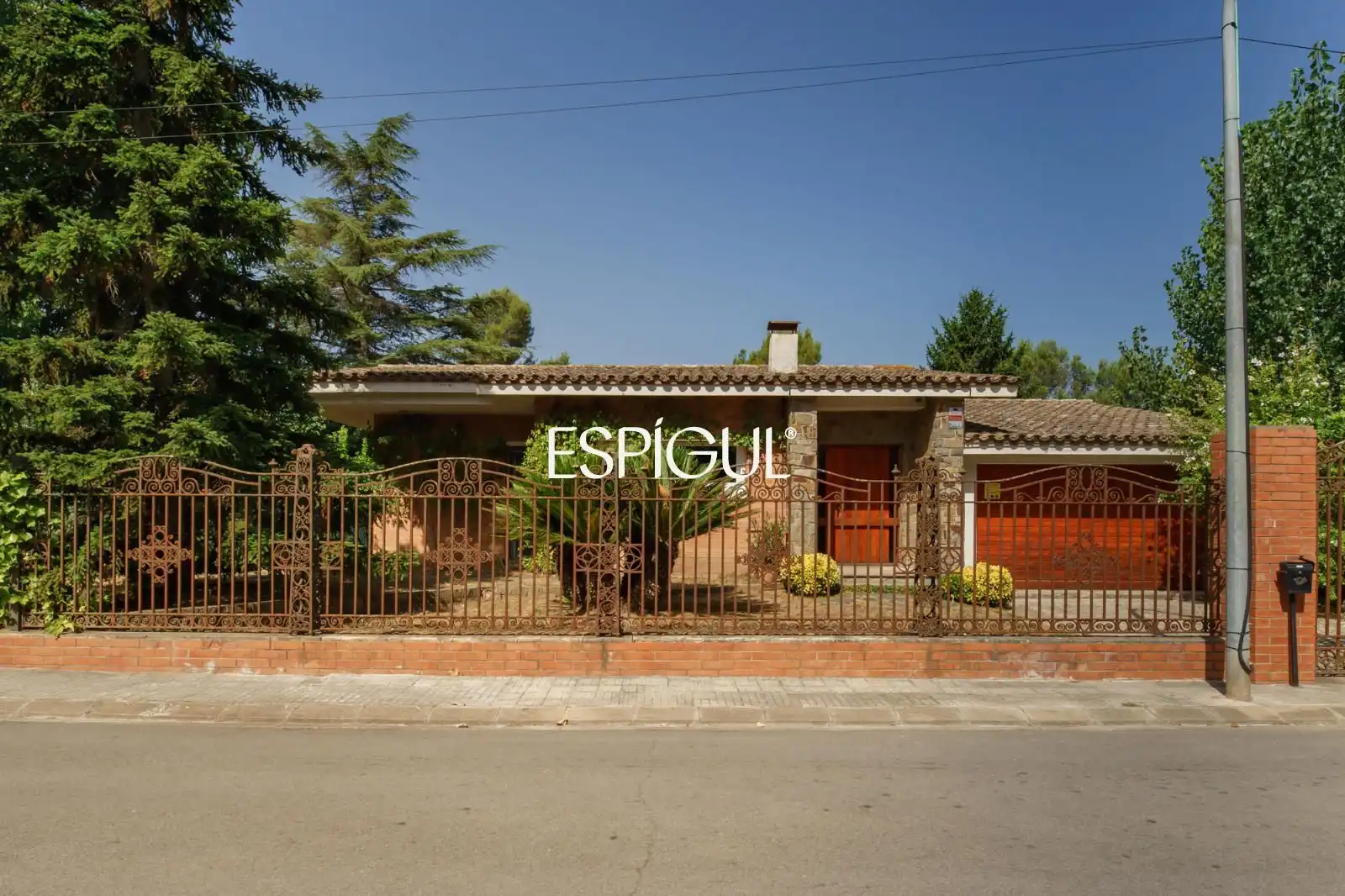 Vista exterior de Casa o chalet en venta en Cerdanyola del Vallès con Calefacción, Terraza y Trastero