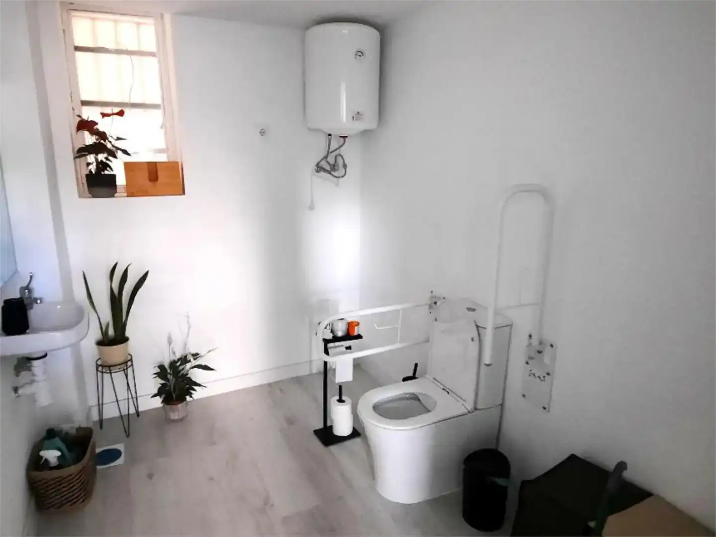 Badezimmer von Geschaftsraum zum Verkauf in Madrid mit Klimaanlage und Möbliert