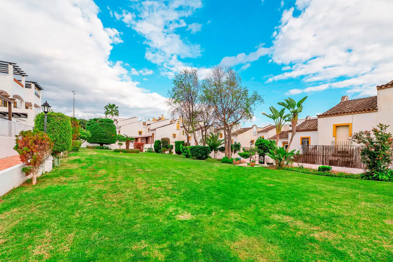 Garten von Einfamilien-Reihenhaus zum Verkauf in Marbella mit Klimaanlage, Heizung und Terrasse