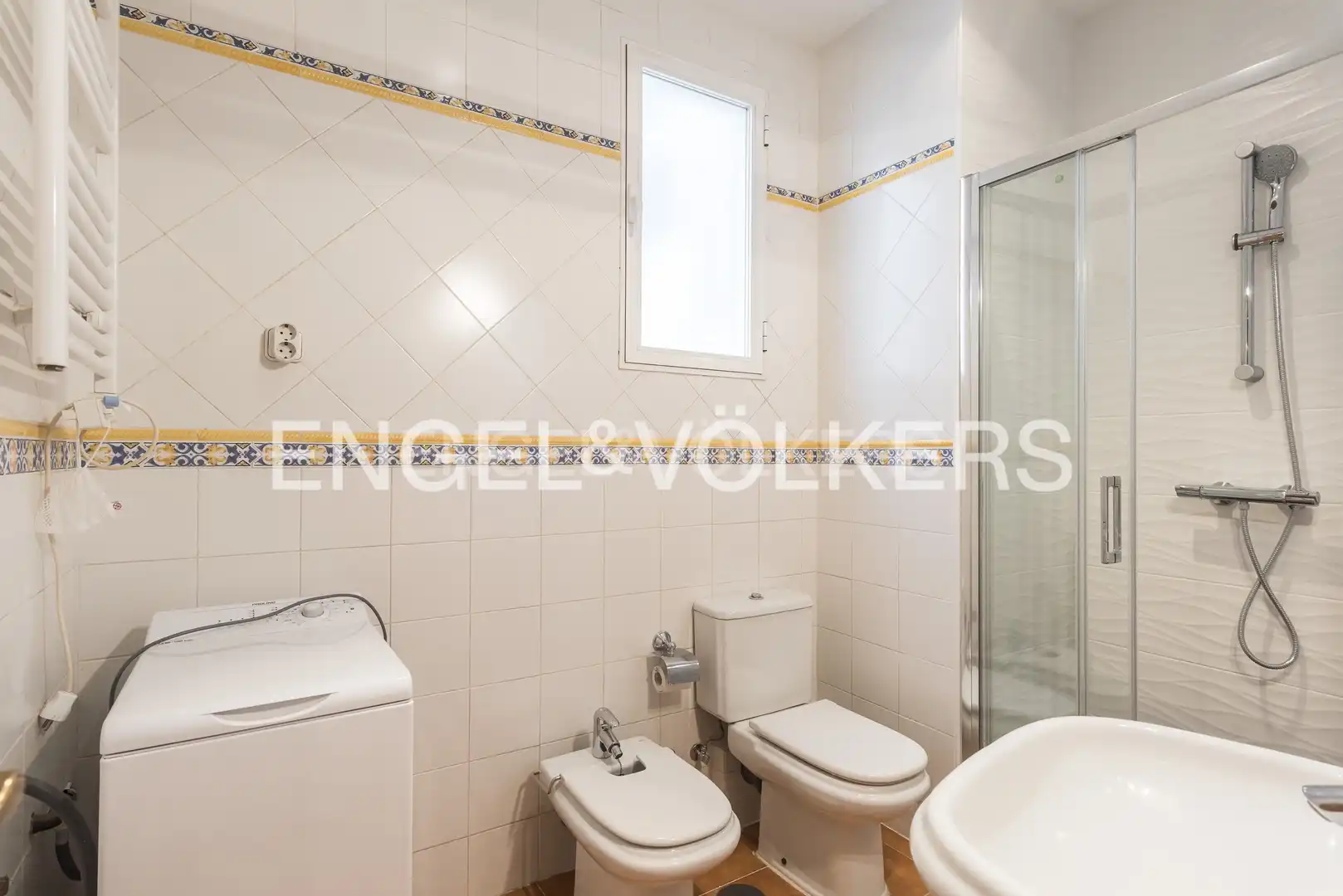 Bathroom of Flat for rent in Madrid  with Air Conditioner, Heating and Furnished