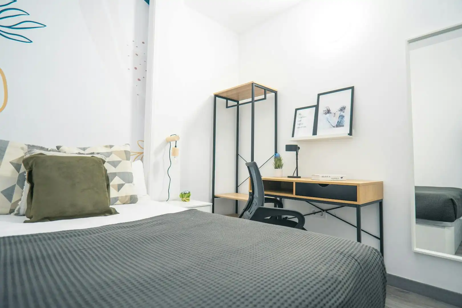Bedroom of Flat for share in Barcelona  with Washing machine