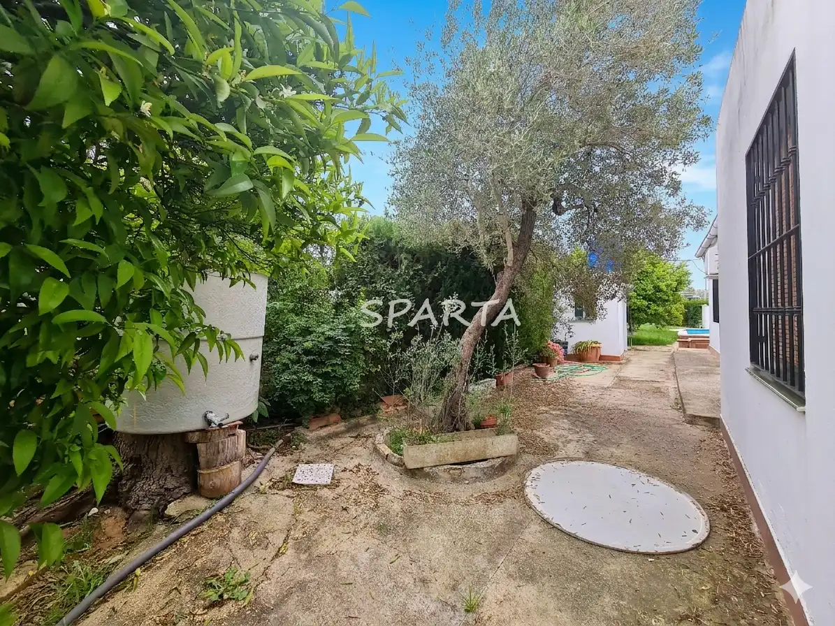 Country house zum Verkauf in Sanlúcar la Mayor mit Privatgarten, Schwimmbad und Ofen
