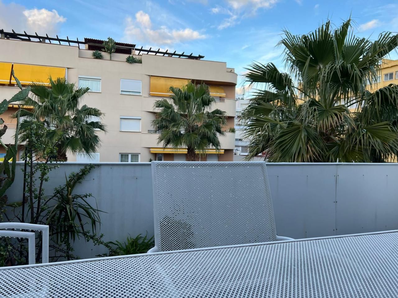 Vista exterior de Àtic de lloguer en Torremolinos amb Terrassa i Moblat