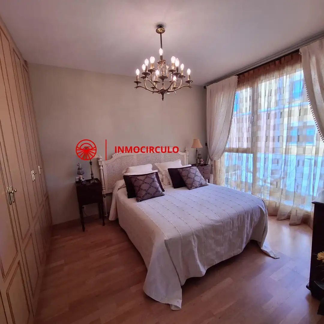 Dormitori de Casa adosada en venda en Burgos amb Jardí privat, Terrassa i Traster