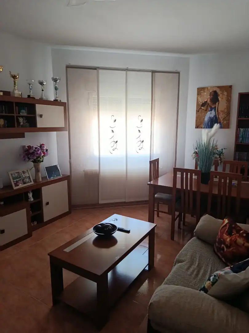 Sala d'estar de Casa adosada en venda en Mota del Cuervo amb Calefacció, Terrassa i Moblat