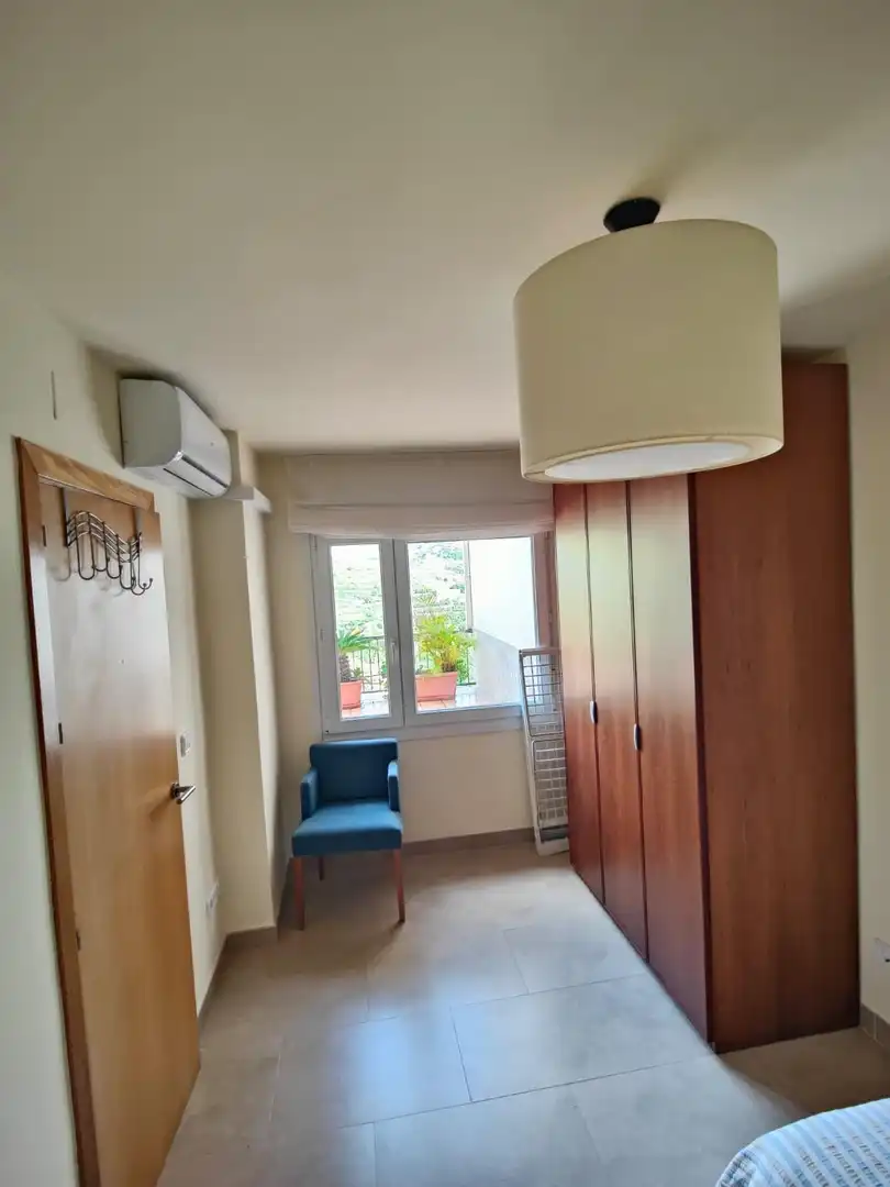 Dormitori de Casa adosada de lloguer en Almuñécar amb Aire condicionat, Terrassa i Moblat