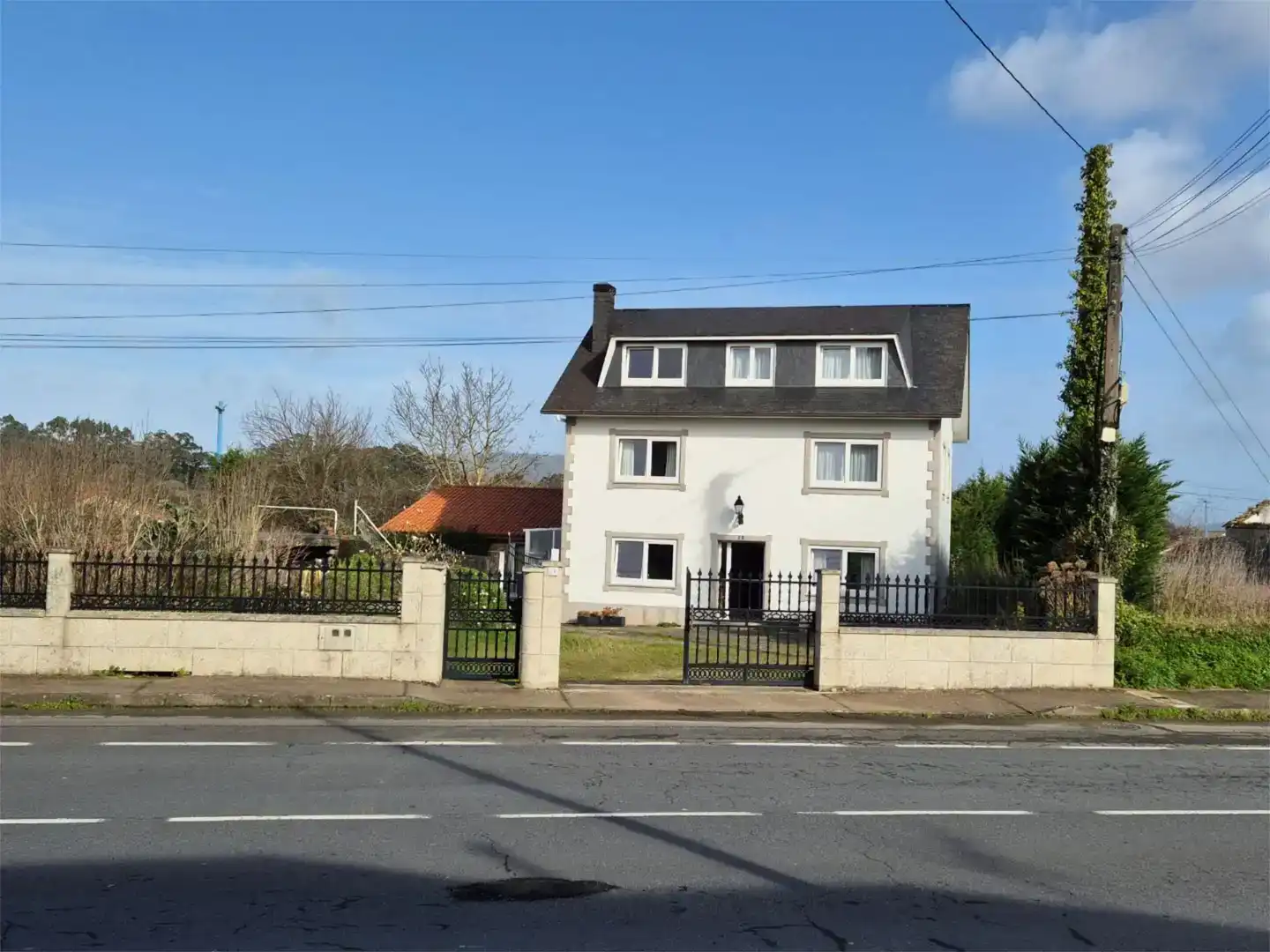 Vista exterior de Casa o xalet en venda en Cabana de Bergantiños amb Jardí privat, Parquet i Traster