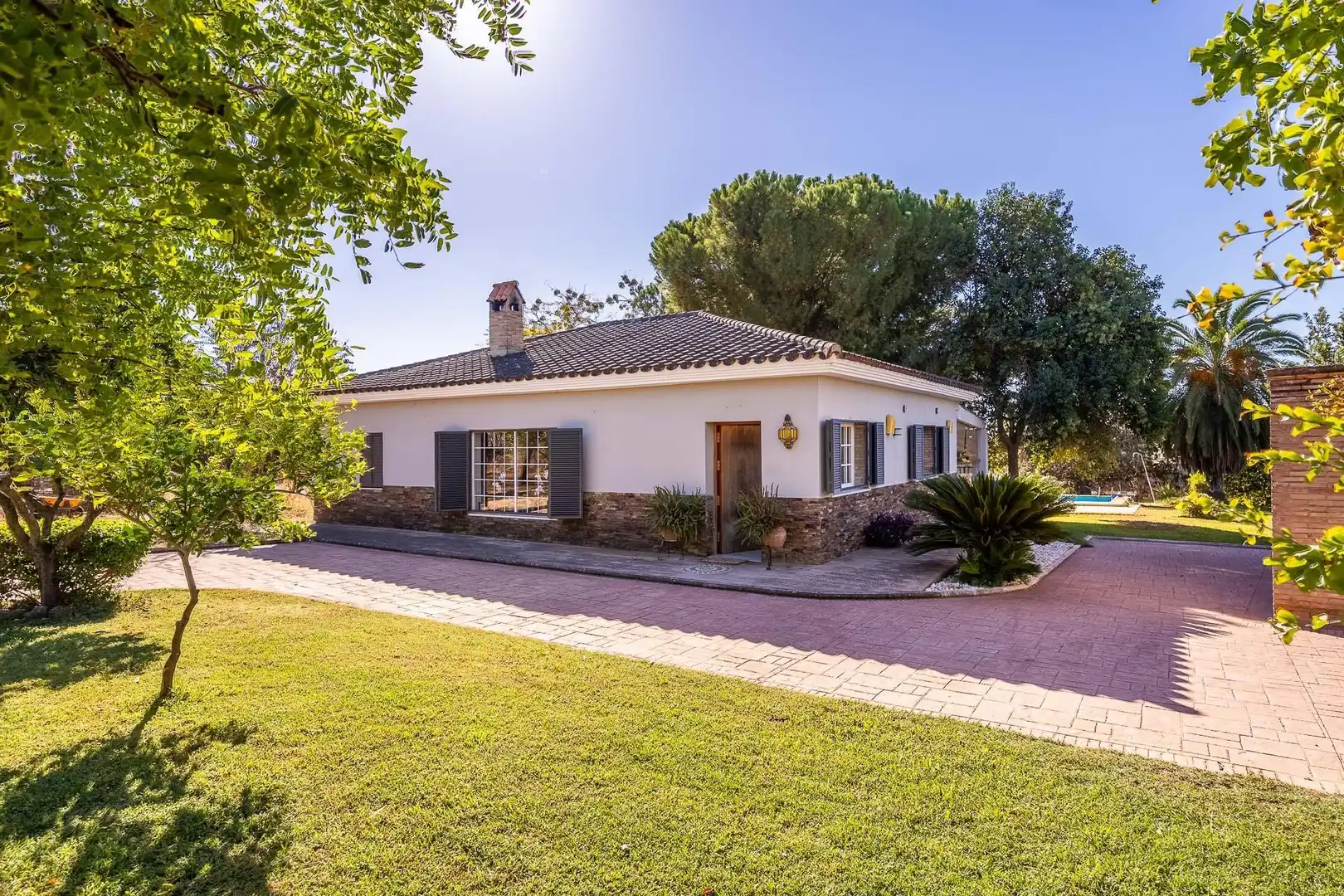 Vista exterior de Casa o xalet en venda en Mairena del Aljarafe amb Aire condicionat, Jardí privat i Traster