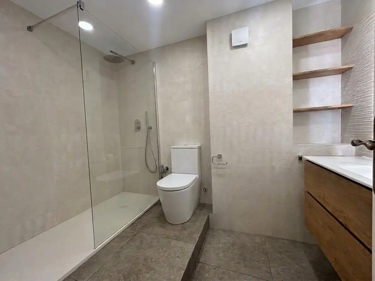 Bathroom of Ground floor for sale in Esplugues de Llobregat  with Air Conditioner, Heating and Balcony