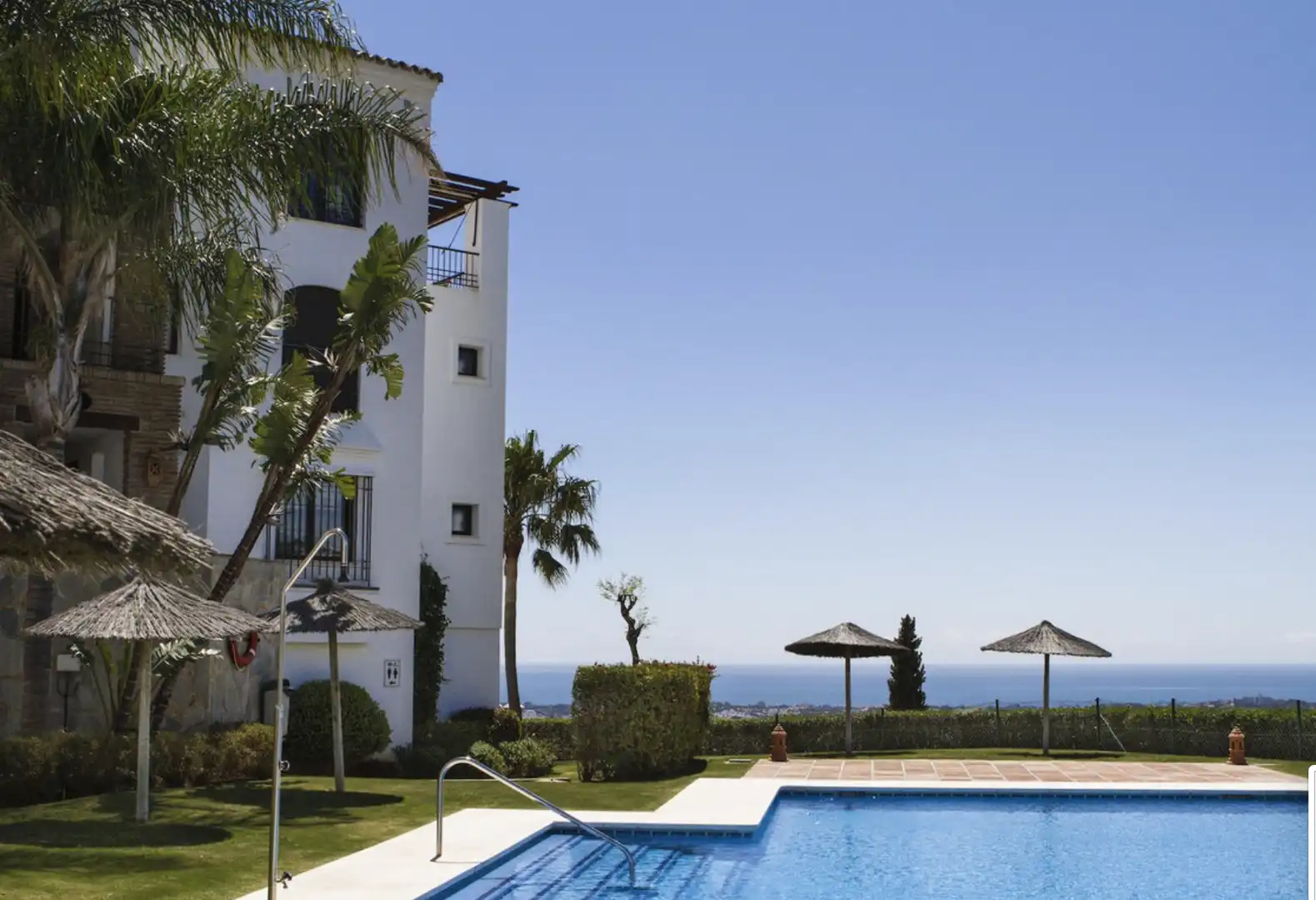 Vista exterior de Ático en venta en Benahavís con Aire acondicionado, Terraza y Trastero