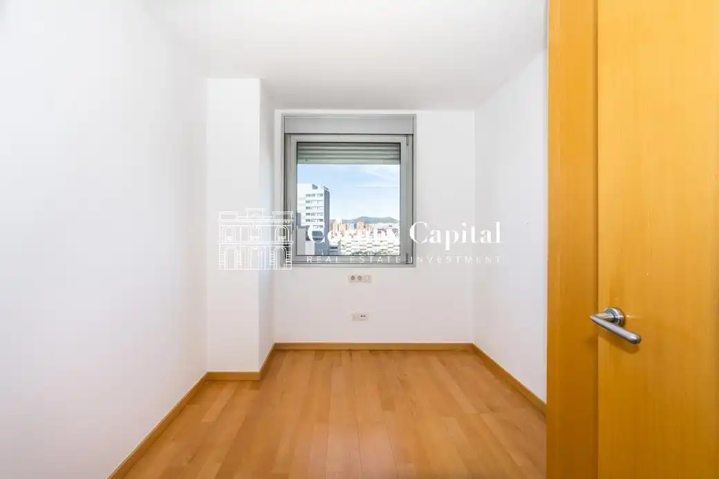 Schlafzimmer von Wohnung zum Verkauf in Barcelona mit Klimaanlage, Heizung und Privatgarten