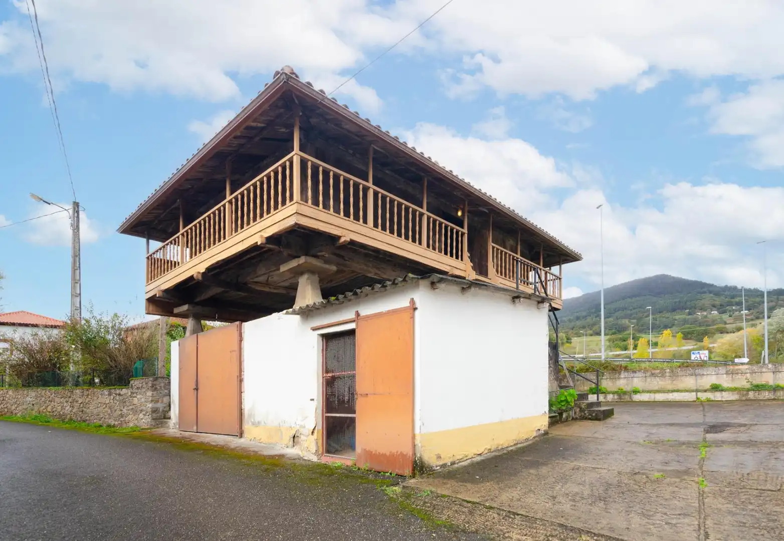 Vista exterior de Casa o chalet en venta en Salas con Calefacción, Jardín privado y Amueblado