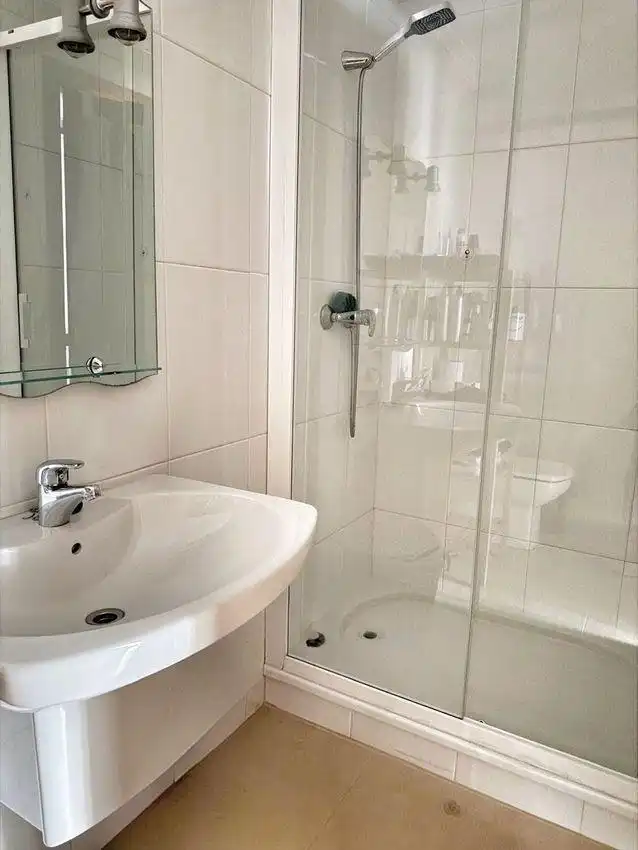 Badezimmer von Dachboden zum Verkauf in Cervo mit Heizung, Abstellraum und Möbliert