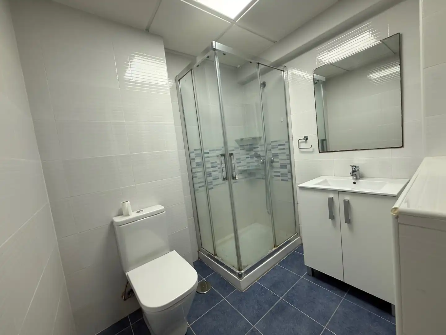 Badezimmer von Wohnung zum Verkauf in Almería mit Balkon